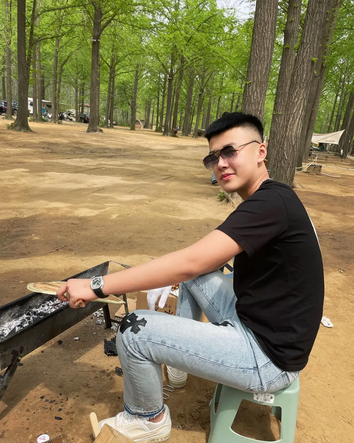 这一生山高路远 不过尔尔 这些时间回忆 承诺约定 本就是不做数的 待人如初是件容易的事但是却忘了这个世界唯一不变的永远在变