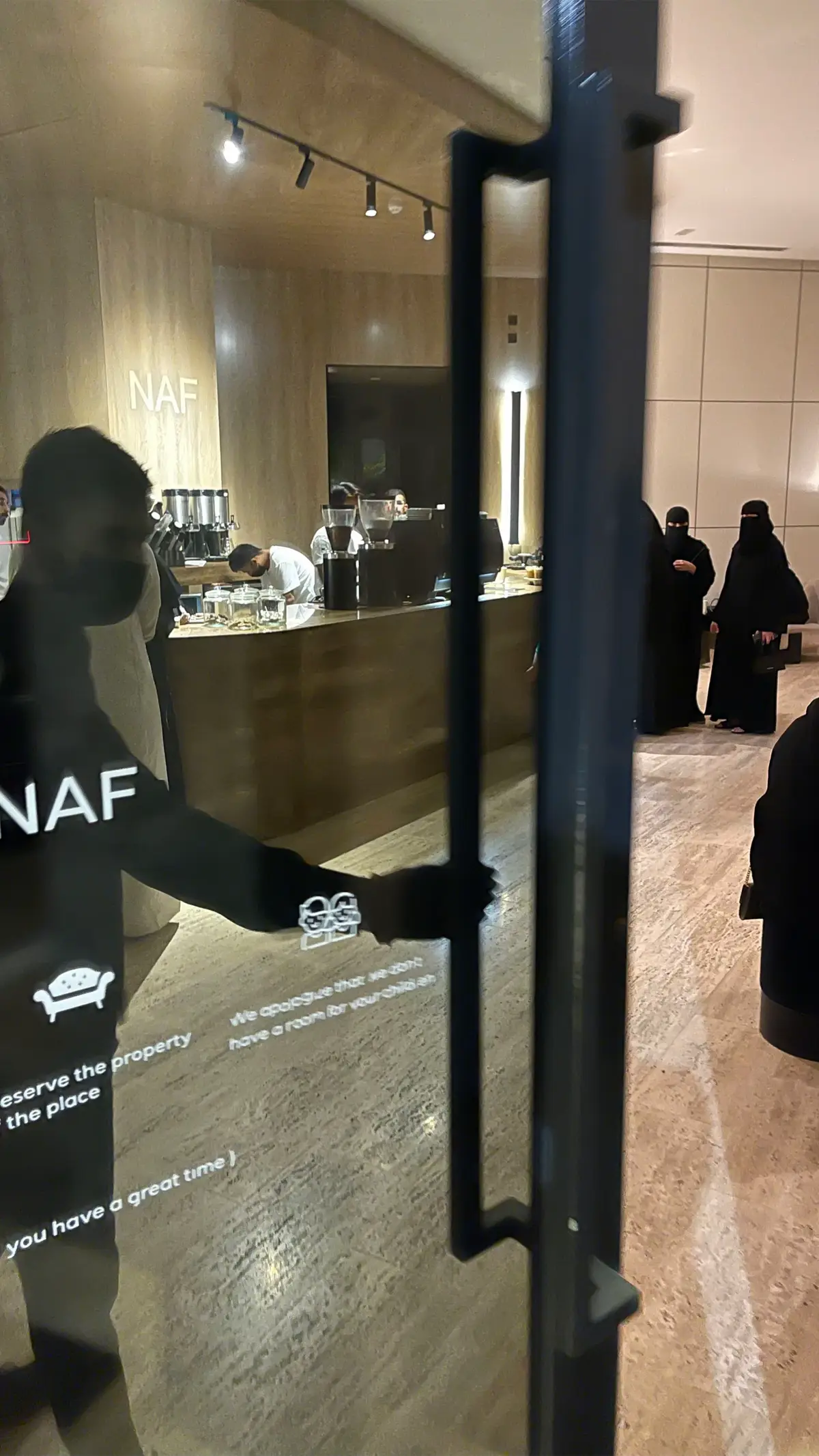 ومابين السطور الف مره قلت لك بعيوني لا من قلت بسري عي امنعني ترى ودياقضي العمر  ياعمري معاك
