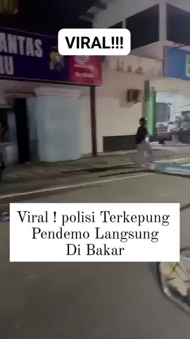 Polisi di b4k4r mengun4k4n bensin setel4h trkepung  #polisidibakar  #randomvideo  #DPRdudukmanispolisijadiimbas  #Pr4bowo
