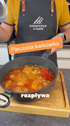 Polecam ten pomysł na pyszną karkówkę z piekarnika  Składniki: 1.2kg karkówki lub  sól, pieprz odrobina skrobi ziemniaczanej tłuszcz do smażenia Czerwona papryka  1 łyżka słodkiej papryki  1 duża cebula 1 mała cebula czerwona  kilka suszonych grzybów leśnych Kilka ząbków czosnku  1 liść laurowy  Kilka ziaren ziela angielskiego  łyżka miodu  0.6 litra wywaru (bulionu) Wykonaj wszystko jak na filmiku i daj znać jak smakowało 😁 Jeśli szukasz konkretnych garnków to na stronie bestpan.pl kupisz gary z 20% rabatem na kod „Serekszop” Pozdro #karkowkawsosie  #karkówka  #obiad  #pomyslnaobiad  #przepis                      @AMT Gastroguss Polska 