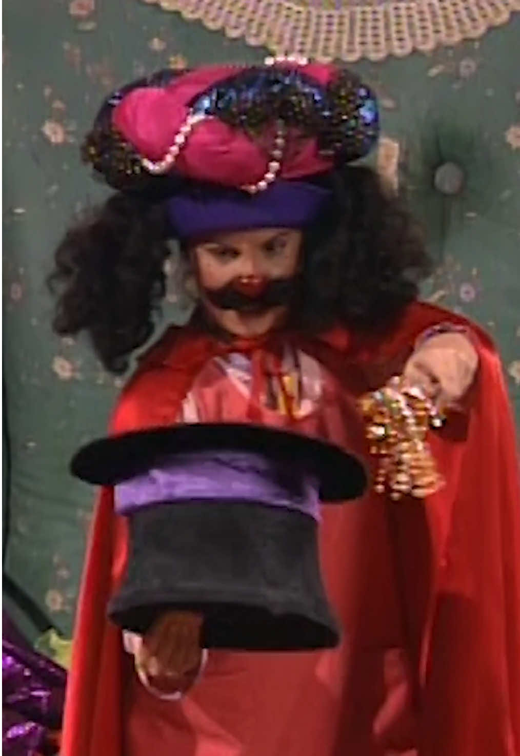 are you ready for a magic trick? 🪄🎩🐇 #thebigcomfycouch #90skid #loonetteandmolly #magictrick 