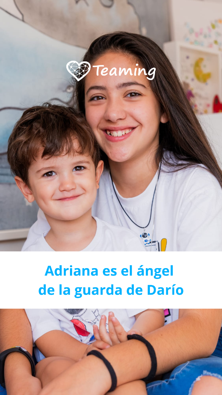 🦴 “Darío @pordospulgaresdenada ya ha tenido que renunciar a muchas cosas.” 👶🏼 La 𝗹𝗹𝗲𝗴𝗮𝗱𝗮 𝗱𝗲 𝘂𝗻 𝗵𝗲𝗿𝗺𝗮𝗻@ siempre es algo muy especial y para Adriana no fue diferente, pero no esperaba todo lo que Darío le iba a traer a su vida. Adriana se convirtió en un á𝗻𝗴𝗲𝗹 𝗱𝗲 𝗹𝗮 𝗴𝘂𝗮𝗿𝗱𝗮 😇, cuidando y protegiendo a Darío con todo el amor del mundo. 💫 Darío le ha enseñado a 𝘃𝗲𝗿 𝗲𝗹 𝗺𝘂𝗻𝗱𝗼 𝗰𝗼𝗻 𝗼𝗷𝗼𝘀 𝗻𝘂𝗲𝘃𝗼𝘀, a 𝗿𝗲í𝗿 𝗰𝗼𝗻 𝗲𝗹 𝗰𝗼𝗿𝗮𝘇ó𝗻 y a vivir cada día con ternura y alegría. Su simpatía, su manera tan especial de dar cariño y su sensibilidad tan profunda, ¡𝗱𝗲𝗿𝗿𝗶𝘁𝗲 𝗮 𝗰𝘂𝗮𝗹𝗾𝘂𝗶𝗲𝗿𝗮! 🥰 Les encanta 𝗯𝗮𝗶𝗹𝗮𝗿 👯‍♂️ y hacer 𝗱𝗲𝗽𝗼𝗿𝘁𝗲, pero sus juegos tienen que ser diferentes porque Darío tiene FOP (Fibrodisplasia Osificante Progresiva) 🦴. Una enfermedad genética rara que convierte el tejido blando en hueso y limita, poco a poco, sus movimientos. Eso hace que no pueda tener la vida “normal” de un niño y 𝗿𝗲𝘀𝘁𝗿𝗶𝗻𝗴𝗶𝗿 𝘀𝘂 𝘃𝗶𝗱𝗮 para evitar golpes, agujetas, pinchazos… 📌 La FOP es una de las enfermedades 𝗺á𝘀 𝗱𝗶𝘀𝗰𝗮𝗽𝗮𝗰𝗶𝘁𝗮𝗻𝘁𝗲 que existe. A los 20 años están todos en sillas de ruedas 👩🏽‍🦼 y la esperanza de vida son 40 años. 🔬 Por eso, la familia creó la asociación Por Dos Pulgares de Nada e impulsar la investigación de fármacos 💊 que 𝗳𝗿𝗲𝗻𝗲𝗻 𝗹𝗮 𝗲𝗻𝗳𝗲𝗿𝗺𝗲𝗱𝗮𝗱 𝗱𝗲 𝗗𝗮𝗿í𝗼. Cada año, necesitan 50.000€. ¡Tú puedes cambiar la vida de Darío! 🤜🏽 Súmate con solo 1€ al mes al Grupo Teaming 💚 para mantener las investigaciones y encontrar un tratamiento para el pequeño. 🔗 Link en la bio ⁉️ ¿Qué es Teaming 💚? Es la plataforma de donaciones de 1€ al mes, donde con el apoyo de muchas personas conseguimos 𝗰𝗮𝗺𝗯𝗶𝗮𝗿 𝘃𝗶𝗱𝗮𝘀. Porque lo importante no es cuánto das, sino cuántos nos sumamos para hacerlo posible. Ayudar nunca fue tan fácil y seguro. 💫 #Teaming #Donar #EnfermedadesRaras #Esperanza #FOP   
