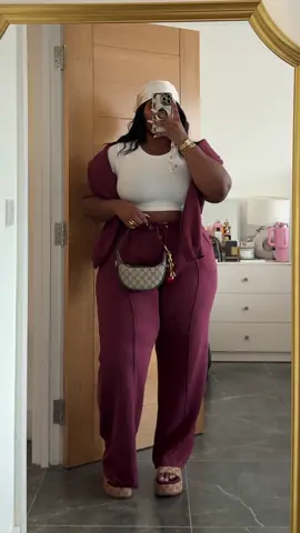 I know my mirror HATES to see me coming 🤣🤍  ( Links in my bio ) 