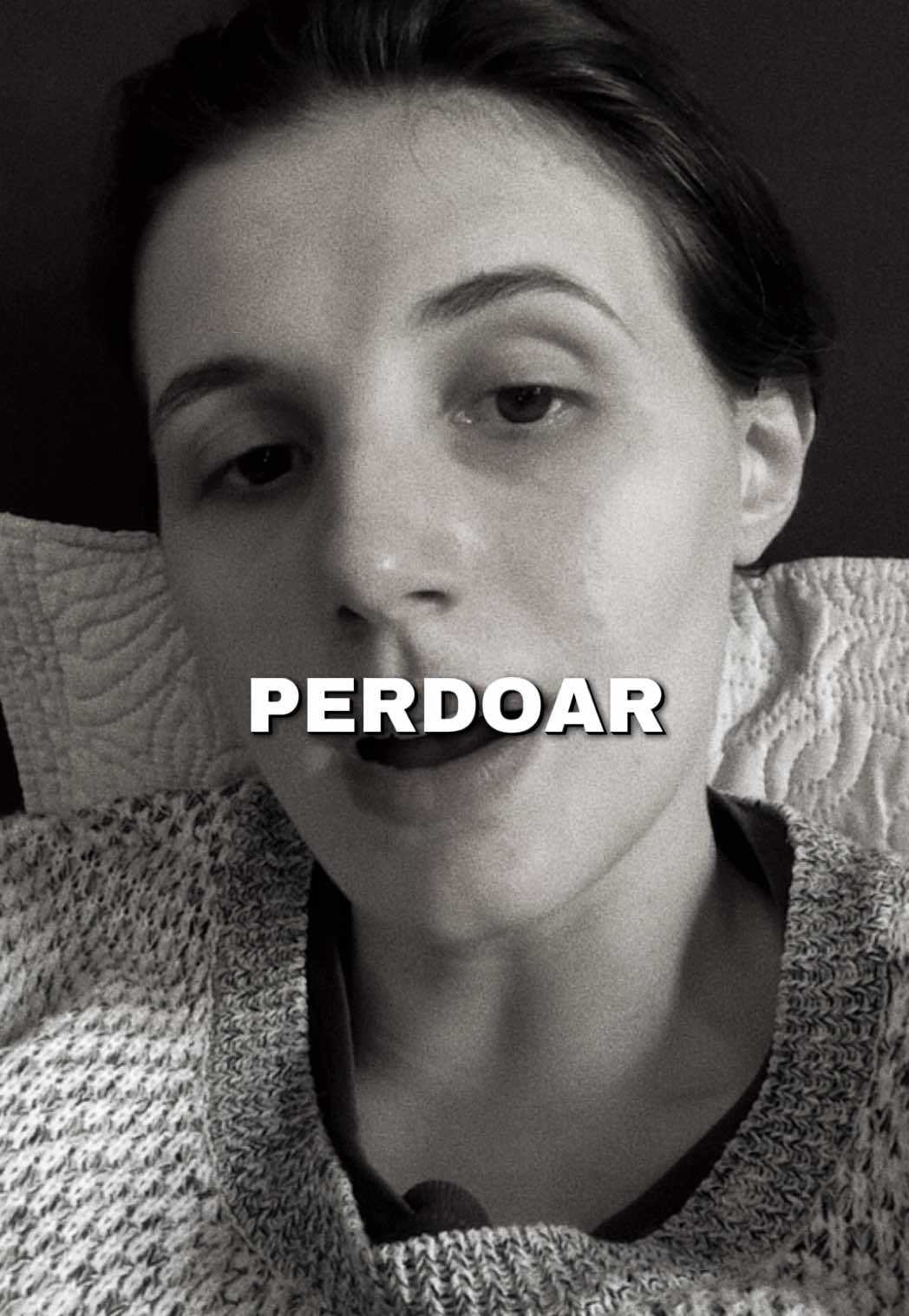 Existem pessoas que nunca vão pedir perdão pelo que fizeram com você. Nunca vão reconhecer a dor que causaram, muito menos tentar compensar. Mas o perdão… não é sobre o outro. É sobre você. É sobre a sua paz. Perdoar não significa voltar a conviver. Não significa concordar com o que aconteceu. E muito menos confiar de novo em quem te machucou. Perdoar é simplesmente escolher não carregar mais uma dor que você não merecia ter vivido. O perdão não muda o passado… mas muda o peso que você carrega no presente. Ele não apaga as cicatrizes… mas ajuda você a fazer as pazes com elas. No fim das contas, perdoar não é dar liberdade ao outro. É se libertar. É devolver pra você mesma o direito de seguir em frente mais leve.  #perdao #perdoar #amor #liberdade #passado 