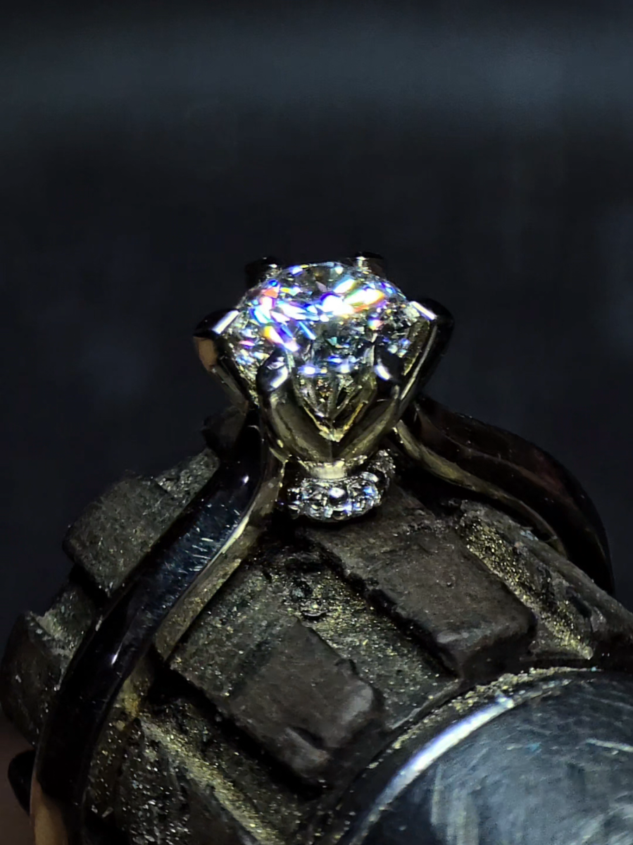 🇬🇪🇬🇪 შესრულებულია 750 (18K) თეთრ ოქროში, გამოყენებულია ნატურალური GIA სერთიფიკატის მქონე ბრილიანტები. #ring #gold #stonesetting #diamond #jewelry 