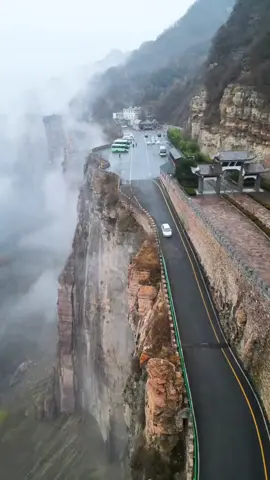 Viagem de Carro pelo Sul de Taihang – Um Sonho Entre Montanhas e Nuvens Nesta vida é indispensável dirigir pelo sul de Taihang. Seguindo pela estrada sinuosa entre as montanhas, a paisagem pela janela é como poesia e pintura. As florestas de picos aparecem e desaparecem no mar de nuvens, como se a natureza tivesse desenhado uma tela onírica com um grande pincel. Cada dobra, cada ravina, está repleta da marca do tempo e de histórias. Paisagem do Sul de Taihang · Sul de Taihang · Travessia de carro pelo Sul de Taihang · Paisagem que cura · Rota de viagem de carro pelo Sul de Taihang. #SulDeTaihang #PaisagemOnírica #ViagemDeCarro #tiktokviral 