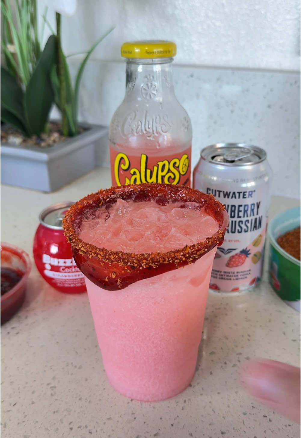 Cutwater + buzzball makes a smooth refreshing mix drink! #cutwater #buzzball #drinks #drinktok 