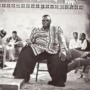 Pepe Kalle (de son vrai nom Jean-Baptiste Kabasele Yampanya wa ba Mulanga), né le 30 novembre 1951 à Kinshasa et mort le 29 novembre 1998 dans la même ville, est un chanteur congolais. Jean-Baptiste Kabasele Yampanya wa ba Mulanga, alias Pepe Kalle, est né à Kinshasa le 30 novembre 1951. Fils de papa Angbando et de maman Mbula, il est l’aîné d’une famille de quinze enfants, dont huit garçons. D'abord apprécié à la chorale de l'église, sa voix se révèle en 1969 au sein de l'orchestre Bamboula, dont le style s'inscrit dans la lignée de l'African Fiesta de Rochereau. Mais c'est Verkys, célèbre saxophoniste de l'OK Jazz de Franco et grand découvreur de jeunes talents, qui saura mettre en valeur les qualités de chanteur de Pepe Kalle au sein de son groupe Vévé (véritable pépinière de musiciens) et d'une de ses formations satellites Lipwa Lipwa. En 1972, toujours au sein de « l'écurie Vévé », Pepe Kalle participe à la fondation du groupe Bella Bella mené par les frères Maxime et Émile Soki, qu'il va quitter rapidement pour créer son propre ensemble, Empire Bakuba, avec Dilu Dilumoma et Papy Tex Matolu[1]. Ce trio vocal a connu une longévité exceptionnelle (plus d'un quart de siècle) dans un environnement où la dislocation des orchestres semble être la règle. Il est aussi celui qui imposa dans le soukouss ce style d'harmonieuses polyphonies interprétées par des solistes à la justesse phénoménale[non neutre À partir de 1973, le succès remporté par Pepe Kalle et Empire Bakuba avec Nazoki ne se dément plus[1]. De 1975 à 1977, ils visitent les pays alentour et propagent une nouvelle danse, le masasi calculé. Dans les années 1980, alors que le groupe commence à étendre le rayon de ses tournées au-delà du continent, les prestations d'Empire Bakuba se font de plus en plus spectaculaires. Adoptant les tenues des sapeurs, les artistes jouent la carte de l'extravagance jusqu'à la limite du grand guignol. Le fameux « Bakuba Show » fonctionne essentiellement sur le contraste entre la stature gigantesque de Pepe Kalle et le jeu facétieux d'ambianceurs nains : Emoro, le plus célèbre d'entre eux (mort en 1992), Joli Bébé, Dokolos et Dominique Mabwa. Une veine particulièrement exploitée avec l'album Bombe Atomique. Les chansons de Pepe Kalle s'adressent directement au peuple dans un langage accessible[réf. souhaitée] (L'argent ne fait pas le bonheur, Dieu seul sait, Simplicité…) . Dans la tradition d'un Franco, il s'illustre aussi avec des textes à double sens évoquant, non sans une certaine ironie corrosive, les difficultés de la vie quotidienne de ses compatriotes. Écrite en 1985, sa chanson Article 15, beta libanga, sera son plus grand succès[réf. souhaitée]. Elle rappelle le conseil cynique de « s'en remettre à l'article 15 » que Mobutu avait donné à ses administrés lors d'une de ses allocutions : « Qu'on soit jeune ou vieux / On est tous en face d'une même réalité : la vie difficile / Le cauchemar quotidien / Que faire, sinon se référer à l'Article 15 / « Débrouillez-vous  Pepe Kalle s'installe ensuite à Paris en 1985. En compagnie de son vieil ami Nyboma (qu'il apprécie depuis l'époque où ils chantaient ensemble dans Bella Bella) et sous la houlette du producteur Ibrahima Sylla, Pepe Kalle s'intéresse au public antillais avec Zouke Zouke puis Moyibi, qui le rend célèbre dans toute la Caraïbe en 1987. Deux autres albums « soukouzouk » mais cette fois en solo, Pou moun pa ka bougé et Tiembe raid pa moli, respectivement parus en 1989 et 1990, font mouche dans toute l'Afrique francophone[réf. souhaité Avec Gérant en 1991, Pépé Kalle renoue avec le label Syllart et une équipe de studio « parisienne »Et décéde le 29 novembre 1998 Kinshasa, REST IN PEACE 😭 GRAND ARTISTE AFRICAIN 😭 