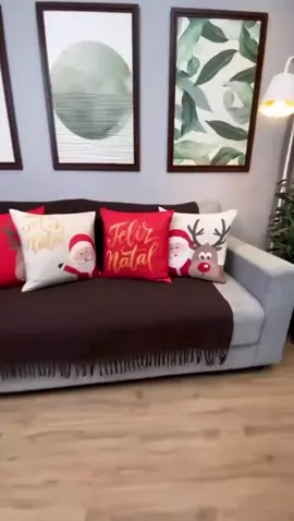 🎄✨ Deixe sua casa no clima natalino com o Kit 4 Capas de Almofadas Decorativas Natal Papai Noel DCORALA! Charmosas, modernas e fáceis de usar, elas transformam o ambiente e trazem toda a magia do Natal para sua sala. 🎅❤️ #Natal #DecoraçãoDeNatal #AlmofadasDecorativas #PapaiNoel #CasaDecorada  