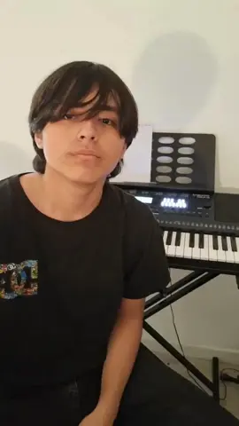 La felicidad es algo que sentimos cuando estamos rodeados de amigos, familia, gente que queremos 💫 Pero, ¿qué pasa cuando estamos solos? Ahí a veces aparecen esos pensamientos que no nos dejan tranquilos… y a mí me pasa. De esa sensación nació esta canción  Un tema muy personal que quiero compartir con ustedes para que lo sientan conmigo 🎶. Decime en los comentarios: ¿qué es lo que más te hace feliz a vos? Y atentos porque este sábado a las 20:30 en Kif voy a estar tocando este y otros temas nuevos en vivo 🎶🔥. 🔥 Activá las notificaciones y quedate cerca. 🖤 Disponible en Spotify 📲 Seguime para no perderte lo que se viene  Tiktok: do.central Youtube: Docentral.oficial . . . . . . . #RockArgentino #PopArgentino #BandaEmergente #MusicaArgentina #NuevaMusica #BandaIndie #BandaNueva #EscucháEsto #MusicosArgentinos #RockNacional #GeneracionZ #MusicaJoven  #RebeldíaSonora #DesdeElCuarto #RockDeBarrio #NuevaGeneración #RockPop #LetraQueLlega #CancionesConAlma #SonamosDistinto #SonidoOriginal #LetraPropia #TeVaAHacerSentir #docentral 