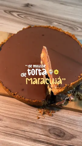 torta de mousse de maracujá 🍨🌼 a sobremesa perfeita existe e eu posso provar 🫡 ingredientes: 2 pct de biscoito maizena 4 colheres de sp de margarina  (triturar os biscoitos, derreter a manteiga e misturar, levar ao forno por 7 min) 1 cx de leite condensado  2 cx de creme de leite 2 maracujás 3 colheres de sp de leite em pó  (recomendo umas gotas de limão pra ficar mais firme) 1 barra de chocolate meio amargo 1 cx de creme de leite -deixar no mínimo 2hrs na geladeira, quanto mais tempo, melhor! #torta #maracuja #doce #fyp #fyppppppppppppppppppppppp 