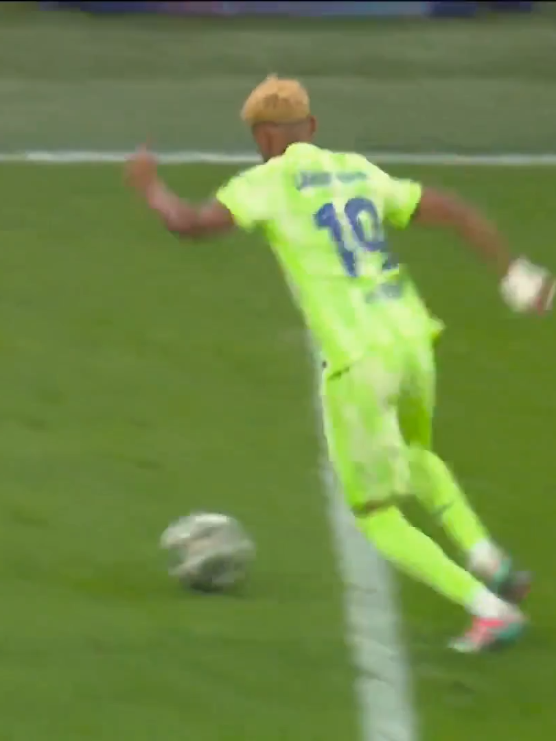 YAMIL_1 🔥 INCROYABLE LAMINE YAMAL ! À seulement 17 ans, le prodige du Barça a fait exploser l'Inter en demi-finale de la Champions League ! 😱 But historique : le plus jeune buteur EVER en demies UCL, dribbles fous, solo run magique... Barça 3-3 Inter dans un thriller total ! Un talent qui arrive tous les 50 ans, comme l'a dit Inzaghi ! ⚽🇪🇸 #LamineYamal #BarcaInter #ChampionsLeague #UCL #Football #GenieDuFoot #Barca#championsleague