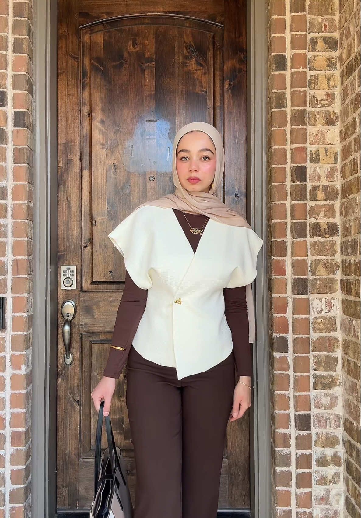 #officeOOTD #modestfashioninspo #hijabifashion #corporatefashion #ootdfashionstyle @Abercrombie and Fitch @asos @ALDO Shoes @velascarves 