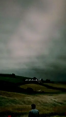 أَراني وَقَومي فَرَّقَتنا مَذاهِبُ وَإِن جَمَعَتنا في الأُصولِ المَناسِبُ فَأَقصاهُمُ أَقصاهُمُ مِن مَساءَتي وَأَقرَبُهُم مِمّا كَرِهتُ الأَقارِبُ غَريبٌ وَأَهلي حَيثُ ماكر ناظِري وَحيدٌ وَحَولي مِن رِجالي عَصائِبُ نَسيبُكَ مَن ناسَبتَ بِالوُدِّ قَلبَهُ وَجارُكَ مَن صافَيتَهُ لا المُصاقِبُ وَأَعظَمُ أَعداءِ الرِجالِ ثِقاتُها وَأَهوَنُ مَن عادَيتَهُ مَن تُحَارِبُ وَشَرِّ عَدُوّيكَ الَّذي لاتُحارِبُ وَخَيرُ خَليلَيكَ الَّذي لا تُناسِبُ لَقَد زِدتُ بِالأَيّامِ وَالناسِ خِبرَةً وَجَرَّبتُ حَتّى هَذَّبَتني التَجارِبُ وَما الذَنبُ إِلّا العَجزُ يَركَبُهُ الفَتى وَما ذَنبُهُ إِن طَاردَتهُ المَطالِبُ وَمَن كانَ غَيرَ السَيفِ كافِلُ رِزقِهِ فَلِلذِلِّ مِنهُ لامَحالَةَ جانِبُ وَما أُنسُ دارٍ لَيسَ فيها مُؤانِسٌ وَما قُربُ قومٍ لَيسَ فيهم مُقارِبُ أرى الناسَ مهتمين في جلبِ حاجةٍ تقيِّلهم في الدهرِ، والدهرُ كاذبُ وإني لم أنظر خليلًا وصاحبًا وفيًا إذا نابته فيها النوائبُ وإنَّ البقاء لله في كل مطلبِ وإن الفنا للخلقِ؛ والخلقُ ذاهبُ وأسألهُ حُسنَ الختامِ فإنني لرحمتهِ في البدءِ والختمِ طالبُ 🤍 #relatable 