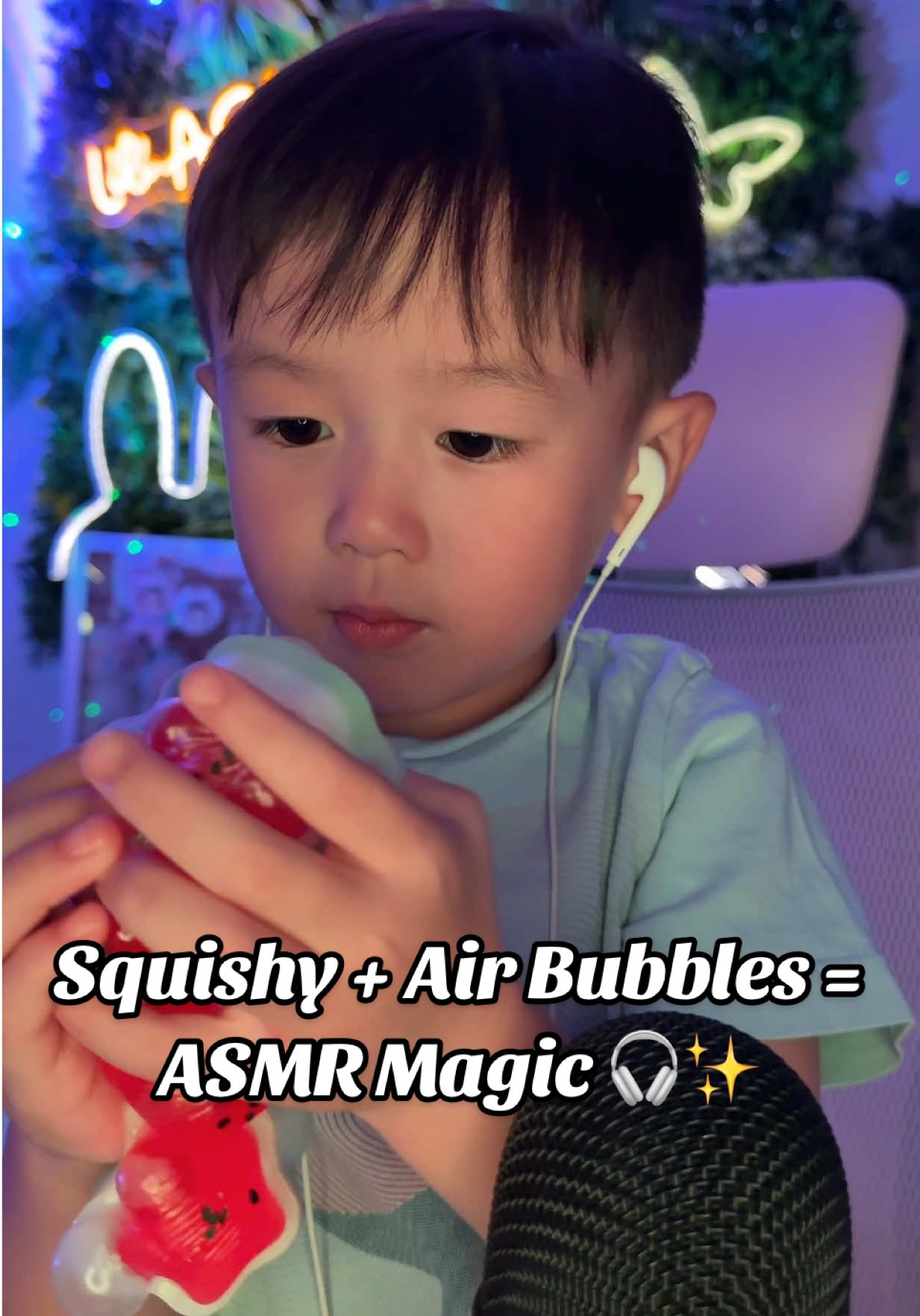✨ Leo is having fun with a squishy full of air bubbles… 🫧 Squishy + air bubbles = the most incredible sound 🤩 Pure ASMR vibes 🎧💖 🧑‍🧑‍🧒‍🧒 account managed by parents  #ASMR #KidsASMR #Squishy #Satisfying #trigger 