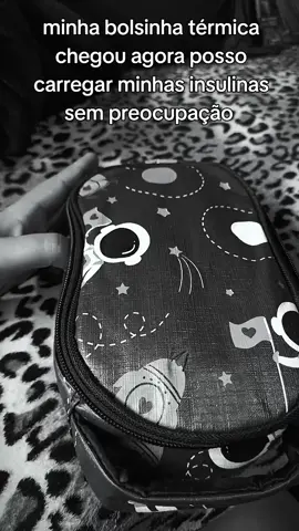 Para armazenar insulina durante o transporte, use uma bolsa térmica ou um cooler, mas mantenha a insulina separada do gelo ou gelo-gel para evitar o congelamento. Mantenha sempre a insulina na bagagem de mão, especialmente em viagens aéreas, para proteger de temperaturas extremas e oscilações no porão. Em viagens, mantenha a insulina frascos-ampola abertos em temperatura ambiente (máximo 30ºC) por até 28 dias ou em locais frescos, e leve sempre uma receita médica e uma carta do médico, preferencialmente em inglês, para facilitar a passagem pela alfândega, sugere o Portal Drauzio Varella.  Durante o Transporte Bolsa Térmica: Utilize bolsas térmicas ou coolers para manter a insulina numa temperatura estável.  Não Congelar: Coloque um separador entre a insulina e o gelo para impedir que ela congele, pois temperaturas muito baixas a inativam, como também temperaturas acima de 30°C.  Bagagem de Mão: Leve a insulina sempre consigo, na bagagem de mão, nunca no porão de um avião, pois o compartimento de cargas pode ter temperaturas extremas.  Dicas Adicionais Viagem em Voo: Para viagens aéreas, leve consigo uma receita médica e uma carta do seu médico traduzida para o idioma do país de destino (ou para inglês).  Insulina em Uso: A insulina em uso pode ser mantida em temperatura ambiente (entre 15ºC e 30ºC) por até 28 dias, segundo a Secretaria de Saúde do Distrito Federal.  Em Chegada: Assim que chegar ao destino, coloque a insulina na geladeira.  #dicas #diabetes #termica 