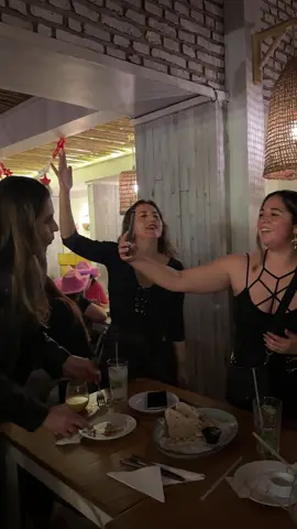 🎤 Esa canción que te aprieta el pecho… en Bar Margarita se canta con fuerza y entre amigas. 💃 Aquí las penas se transforman en carcajadas, energía y puro despecho 🔥 🎶 Música + shows en vivo todas las noches ✨ Un espacio para brillar con tu mejor versión 🌼 Somos la fiesta donde todo se olvida. #BarMargarita #ElTemploDelDespecho #NocheDeAmigas #Bellavista