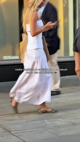 Así se visten las madrileñas por las calles últimamente! la mayoría luce las faldas y los vestidos increíbles, siempre con zapato plano, comodísimas pero chic🤩 Me flipa este vestido de serpiente y la falda de cuadros, y a ti??? Tenéis todos los looks en mi LTK - CLICK BIO 🔗🙌🏻 🇺🇸This is how Madrileñas have been dressing on the streets lately! Most of them are rocking amazing skirts and dresses, always with flat shoes, super comfy but still so chic! 🤩 I’m obsessed with this snake-print dress and the plaid skirt, what about you??? #whatwomenwear #madrid #madridmola #streetstylemadrid #madridstyle #streetstyleinspo #summerlooks #summerstyle #spanishstyle #fashionmadrid #streetstyleblogger #streetstyleinspo 