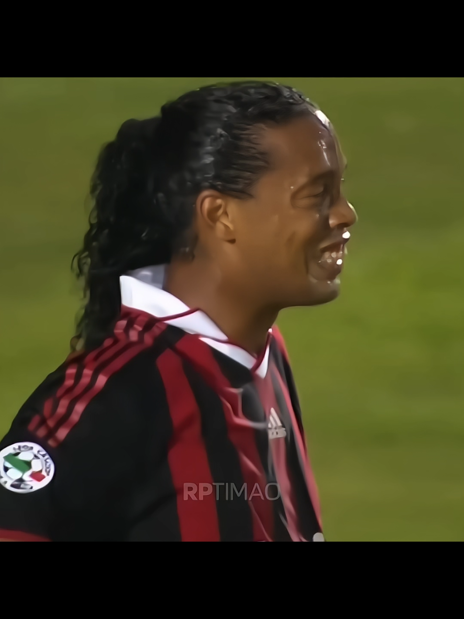 Ronaldinho at ac milan skills🔥 #footballtiktok #Soccer #fyp #goviral #ronaldinho 