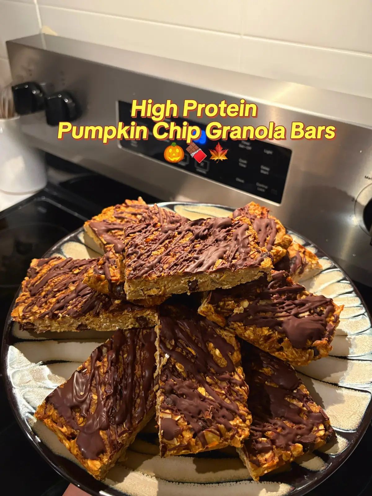💪✨10g protein each! Perfect for fall snacking 🍂🎃 Here’s what you’ll need for one batch (makes 10 bars ⬇️): 	•	2 ripe bananas 🍌 	•	7.5 oz pure pumpkin (half of 15 oz can) 🎃 	•	2 scoops protein powder or 3/4 cup 	•	2 tbsp coconut oil 🥥 	•	Dash of vanilla 🌿 Next 	•	2 cups oats 🌾 	•	1 cup walnuts 🌰 	•	½ cup almonds 🥜 	•	1 tsp cinnamon + 1 tsp nutmeg ✨ 	•	Pinch of salt 🧂 Mix, press into a pan & bake at 350°F for 20 mins. Drizzle: ¼ cup chocolate chips + 1 tbsp coconut oil 🍫  Freeze for 15 min then cut into 10 bars — enjoy your protein-packed snack! 😊🎃🍁 #ProteinSnack #MealPrep #pumkinspice #HighProteinRecipes #FallEats 