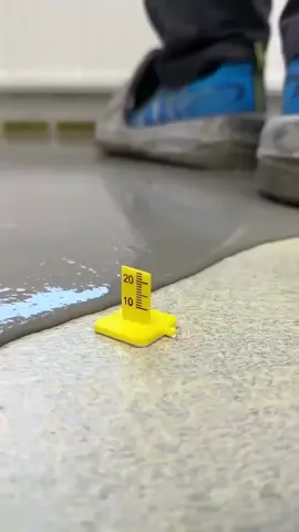 Underlayment autonivelante profissional, com formulação epóxi à base de água, indicado para nivelamento de pisos, proporcionando superfície lisa, durável e resistente, ideal como etapa inicial em instalações de revestimentos premium.  #ConstruçãoCivil #engenharia #engenhariacivil #reforma #pedreiro 