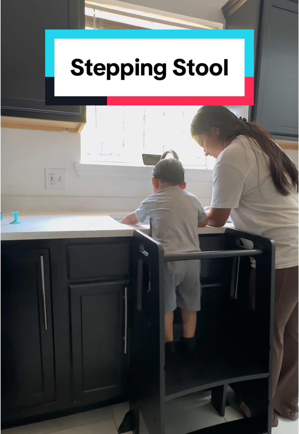 La única manera de calmar a tu niño mientras limpias! 🥰 Lo agarre en tiktok shop, se los dejo abajo en el carrito anaranjado #stepstool #toddlerstool #kidsstepstool #kitchenstepstool #toddlermomlife  Step Stool Stepping Stool