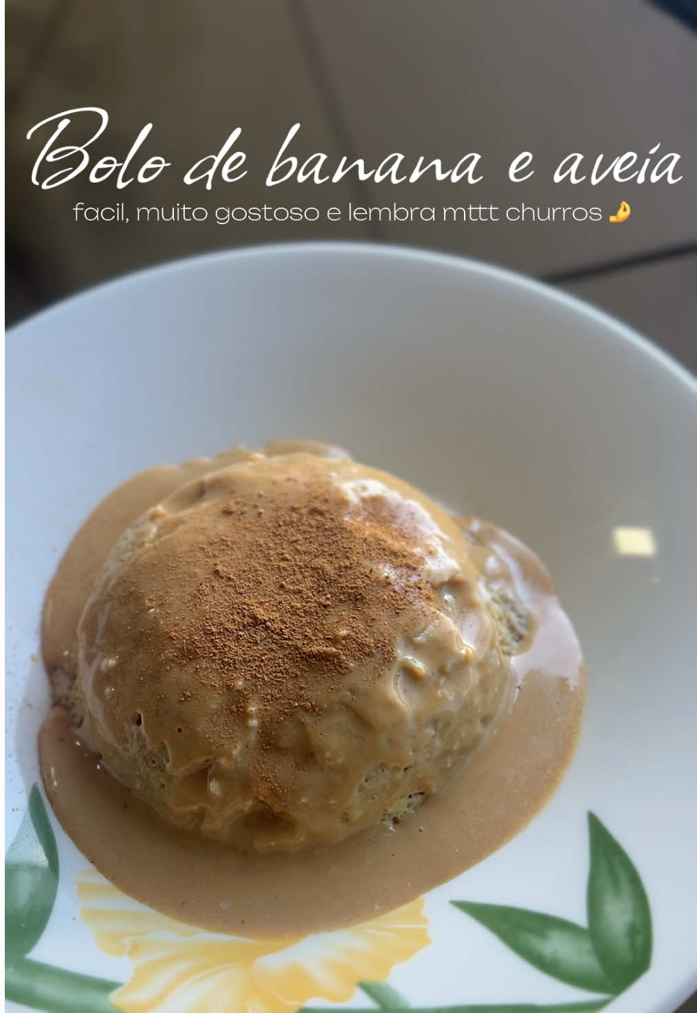 isso fica mt bommmm massa: 1 banana  aveia em flocos ( uma colher ou 15g ) 1 ovo meio scop de 15g de leite em pó desnatado ou whey ( deixa o resto reservado ) fermento canela e adocante a gosto calda: 15g de leite em pó ( ou whey) + o que ficou reservado 10g de doce de leite zero água ( pra fazer o creminho) 