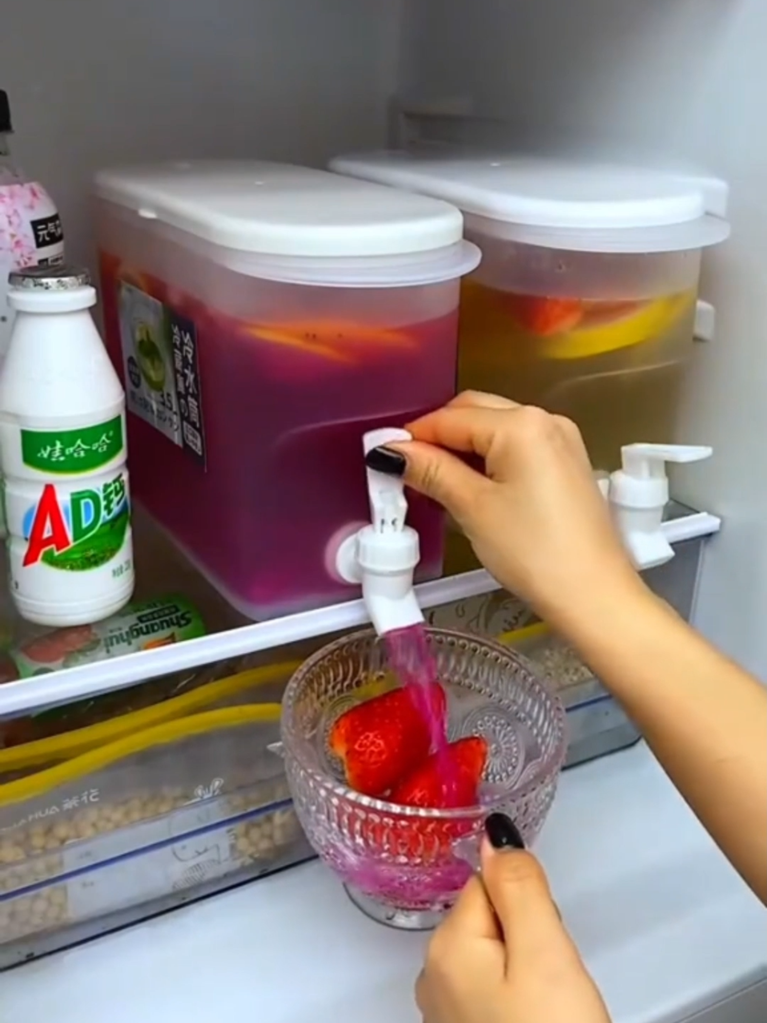😱🧃☝️Essa suqueira de 3 litros cabe na porta da geladeira, tem torneirinha prática e deixa sempre pronto suco, água saborizada ou chá gelado. 🚀❄️ #suqueira #cozinhapratica #utensiliosdomesticos #achadinhotiktok #organização