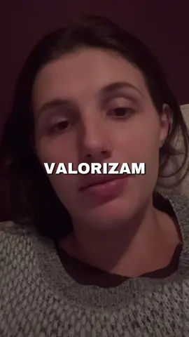 Você percebe o desinteresse de uma pessoa… quando ela tem tempo pra tudo e todos, mas nunca tem tempo pra você. Ela viaja, sai, faz planos, roda o mundo… mas, quando o assunto é te ver, de repente, parece que a agenda dela é lotada demais. E sabe qual é a verdade? Quem quer, arruma um jeito. Quem não quer, arruma desculpa. Se alguém não consegue dispor 30 minutos do dia pra estar com você, se alguém sempre coloca qualquer coisa acima do tempo contigo, isso não é falta de tempo… isso é falta de prioridade. As pessoas sempre dão um jeito quando realmente querem estar ao lado de alguém. Porque tempo não se encontra, tempo se faz. E quando não fazem por você, é porque você não tem o valor que gostaria de ter na vida delas. E eu sei que dói perceber isso. Dói entender que você se importa mais do que a outra pessoa. Mas, ao mesmo tempo, é um choque de realidade que liberta. Anota isso: as pessoas arrumam tempo para aquilo que valorizam. E se não arrumam pra você, talvez seja a hora de parar de se contentar com migalhas e começar a se dar o valor que você merece. #amor #valorizar #relacionamentos #tempo #prioridades 