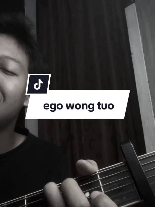 lewat trs lagunya @pusmashakiraa  @masroyganteng  #egowongtuo #covergitar #mannncover #fyp #promoseruweekend 