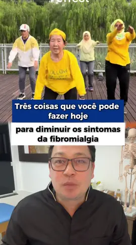Mudanças de hábitos como caminhada, alongamento e uma boa noite de sono podem ajudar significativamente a diminuir os sintomas da fibromialgia. O tratamento ideal para a fibromialgia é multidisciplinar, envolvendo o uso de medicamentos, terapia e ajustes no estilo de vida.  Caminhada e exercícios Estudos mostram que a prática regular de atividades físicas é uma das ferramentas mais importantes no manejo da fibromialgia. Atividades de baixo impacto, como caminhada leve, bicicleta e hidroginástica, ajudam a reduzir a dor, a rigidez e a fadiga. O exercício promove a liberação de endorfina, um analgésico natural do corpo, e pode redirecionar as fibras nervosas associadas à dor para outras funções. O segredo é começar devagar e aumentar a intensidade e a duração gradualmente, respeitando os limites do seu corpo.  Alongamento O alongamento ajuda a aliviar a tensão muscular, melhorar a flexibilidade e a amplitude dos movimentos. Ele pode ser particularmente útil para reduzir a rigidez muscular.  Sono de qualidade Pacientes com fibromialgia frequentemente têm problemas de sono, como sono não restaurador e distúrbios como a síndrome das pernas inquietas. Melhorar a qualidade do sono é crucial, pois a privação ou a fragmentação do sono pode agravar a dor e a fadiga. Algumas dicas para melhorar o sono incluem: Estabelecer horários regulares para dormir e acordar. Evitar cafeína, álcool e telas antes de dormir. Criar um ambiente de sono calmo e escuro. #Fibromialgia #dor #dorcronica #insônia #atividadefisica  