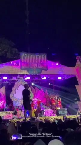 Pagelaran Adat Cai Diraga, sebuah festival budaya Tahunan di Cirebon Timur Jawa Barat yang bertujuan untuk pelestarian kearifan lokal dan seni tradisional Jawa Barat khususnya Cirebon. Tahun Cai Diraga tahun ini bertema Ngunjung Buyut. Pagelaran Adat ini melibatkan kegiatan Larung Cai yakni Kirab Budaya melarung (menghanyutkan) air suci dari sungai ke tempat tertentu yang disakralkan karena sejarah tanah pasundan yang dekat dengan air dalam kehidupan kesehariannya. Selain itu kegiatan ini menampilkan berbagai atraksi seni budaya khas Cirebon, termasuk tarian, seni buroq, arak-arakan budaya, hingga Wayang Golek. . 📍 @Cai DiRaga  #caidiraga #cirebon #cirebontimur #caidiraga2025 #cirtim 