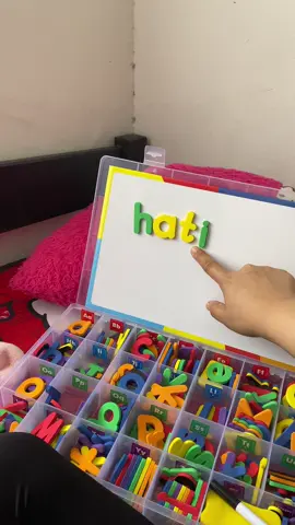 Wajib punya sih kalau pengen anak bisa belajar baca tapiiii g ngebosanin dan tetap happy 😅 #idemainanak #alpabet #belajarbaca #mainanedukasi #belajarmembaca 