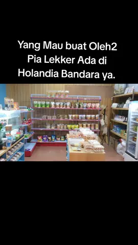 Yang Mau buat Oleh2 Pia Lekker Ada di Holandia Dinner Bandara ya. Sebelah kiri Arah pintu masuk ruang tunggu.