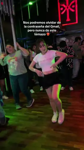 Suena Lovey Dovey y el cuerpo se mueve solo 🤭 @Yosmer EQ @Day ❣️ #tara #loveydovey #kpopoldschool #kpopparty #kpopdance 