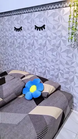 Coba deh taruh bantal bunga ini, auto cozy vibes banget 🌸 #bantalbunga #bantalbungaaesthetic #bantalbungaviral #kamaraesthetic #perintilanrumah 