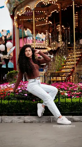 4 poses que combinam com a magia do @betocarreroworld ✨🎠 Qual delas foi a sua preferida? 1, 2, 3 ou 4? 👇 #betocarreroworld #photography #ensaionoparque #poses #posesparafoto   