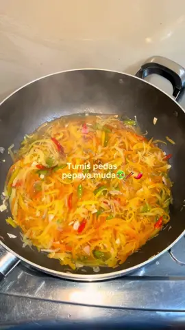 ✨ Untung dulu pernah tinggal di kampung, jadi tau betapa enaknya masakan sederhana ini 😍 Tumis pedas pepaya muda + telur dadar 🌶️🥚 Rasanya gurih, pedas, segar, apalagi dimakan pakai nasi hangat… bikin nambah terus! 🍚🔥 👉 Bahan gampang dicari, masaknya juga cepat. Cocok buat menu harian atau nostalgia masakan kampung. Siapa di sini yang pernah coba tumis pepaya muda? 👀🍽️ #MasakanKampung #ResepSederhana #MenuRumahan #PepayaMuda #TumisPepaya #TelurDadar #IdeMasakHarian #MakanEnak #ResepRumahan #masakanindonesia  #fyp #promoseruweekend #kangmasak 