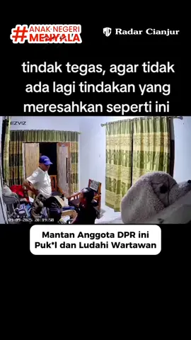 Beredar rekaman CCTV Seorang mantan anggota DPRD Pesawaran, RD diduga melakukan tindak penganiayaan terhadap seorang wartawan bernama Zahrial, warga Kecamatan Way Lima, pada Senin malam (09/09/2025). Berdasarkan laporan korban, RD mendatangi kediamannya, mengetuk pintu lalu memanggil korban keluar rumah.Saat korban menolak dan meminta berbicara di dalam rumah, RD justru diduga melayangkan pukulan dan meludahi korban. Peristiwa yang disaksikan langsung oleh adik korban.Atas kejadian tersebut, Zahrial resmi melapor ke Polres Pesawaran dengan dugaan tindak pidana penganiayaan sebagaimana diatur dalam Pasal 351 dan/atau Pasal 352 KUHP.