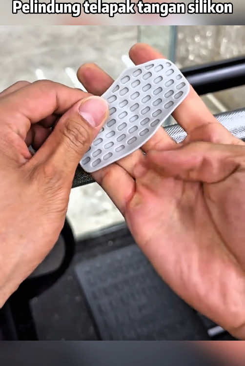 Buang sarung tangan buluk klean, Cobain ganti pake ini !!! #fyp #silicongrip #pelindungtelapaktangan #gymstuff #anakgym