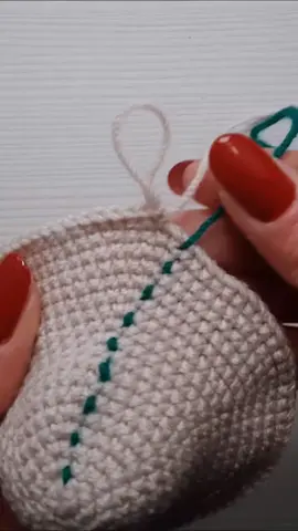 👉 Cuando estamos tejiendo amigurumis, es muy común perder la cuenta de las vueltas y terminar con un muñeco chueco o desigual. Para evitarlo, existe una herramienta sencilla pero muy poderosa: el marcador de puntos. Este pequeño accesorio te indica dónde empieza y termina cada vuelta, ayudándote a mantener el orden y el tamaño correcto de tu tejido. 🌟 Lo mejor es que no necesitas tener un marcador caro: puedes usar clips, alfileres de seguridad o incluso un pedacito de hilo de otro color. Lo importante es que se convierta en un hábito cada vez que empieces una vuelta. Con este simple tip, tus amigurumis se verán más prolijos, ordenados y con un acabado mucho más bonito. 🧸💖 Recuerda: ¡a veces los grandes resultados vienen de los detalles más pequeños! 🙌 #AmigurumiTips #CrochetFacil #CrochetBeginner #ManualidadesCreativas #TejerEsAmor