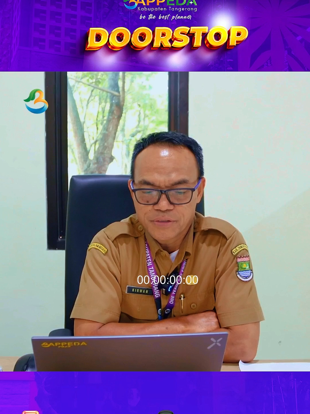 Membangun Sinergi Menuju Eliminasi HIV AIDS 2030 di Kabupaten Tangerang BAPPEDA Update – Pembahasan awal penyusunan Rencana Aksi Daerah (RAD) Penanggulangan HIV AIDS Kabupaten Tangerang tahun 2025–2030 resmi dilaksanakan pada Selasa (16/9/2025). Pertemuan ini dipimpin oleh Bidang Perencanaan Pemerintahan dan Pembangunan Manusia (PPM) dengan menghadirkan perangkat daerah terkait serta para mitra strategis penanggulangan HIV AIDS. Agenda utama yang dikaji meliputi pengumpulan dan penyelarasan data sektoral, identifikasi permasalahan, serta analisis awal terhadap kebutuhan sumber daya yang diperlukan. Langkah ini menjadi fondasi awal dalam merancang strategi yang komprehensif serta berbasis bukti untuk menekan laju penyebaran HIV AIDS di wilayah Kabupaten Tangerang. Perencana Ahli Muda PPM, Kirwan menegaskan bahwa melalui proses penyusunan RAD ini, pemerintah daerah berupaya menghadirkan peta jalan yang lebih terukur, dengan matriks program dan kegiatan yang dapat dijalankan secara kolaboratif lintas sektor. Harapannya, strategi yang dibangun tidak hanya bersifat administratif, tetapi juga mampu menjadi instrumen nyata dalam mengurangi kerentanan masyarakat sekaligus meningkatkan kualitas layanan kesehatan. Dengan dukungan seluruh pemangku kepentingan, Kabupaten Tangerang menargetkan capaian besar yaitu eliminasi HIV AIDS pada tahun 2030, sebuah visi yang menuntut konsistensi komitmen, kerja sama, dan langkah nyata di lapangan. #hiv #aids #eliminasi #penyebaran #komprehensif #penanggulangan #agenda #penyelarasan #matrix #program #berbasis #laju #penularan #peta #jalan #kolaboratif #administratif #instrumen #kabupatentangerang #pemkabtangerang #tangerangsemakingemilang #tangeranghits #tangeranghitz #sejahterasemakingemilang#kabupatentangerang #fyp #fypシ゚viral #pemkabtangerang