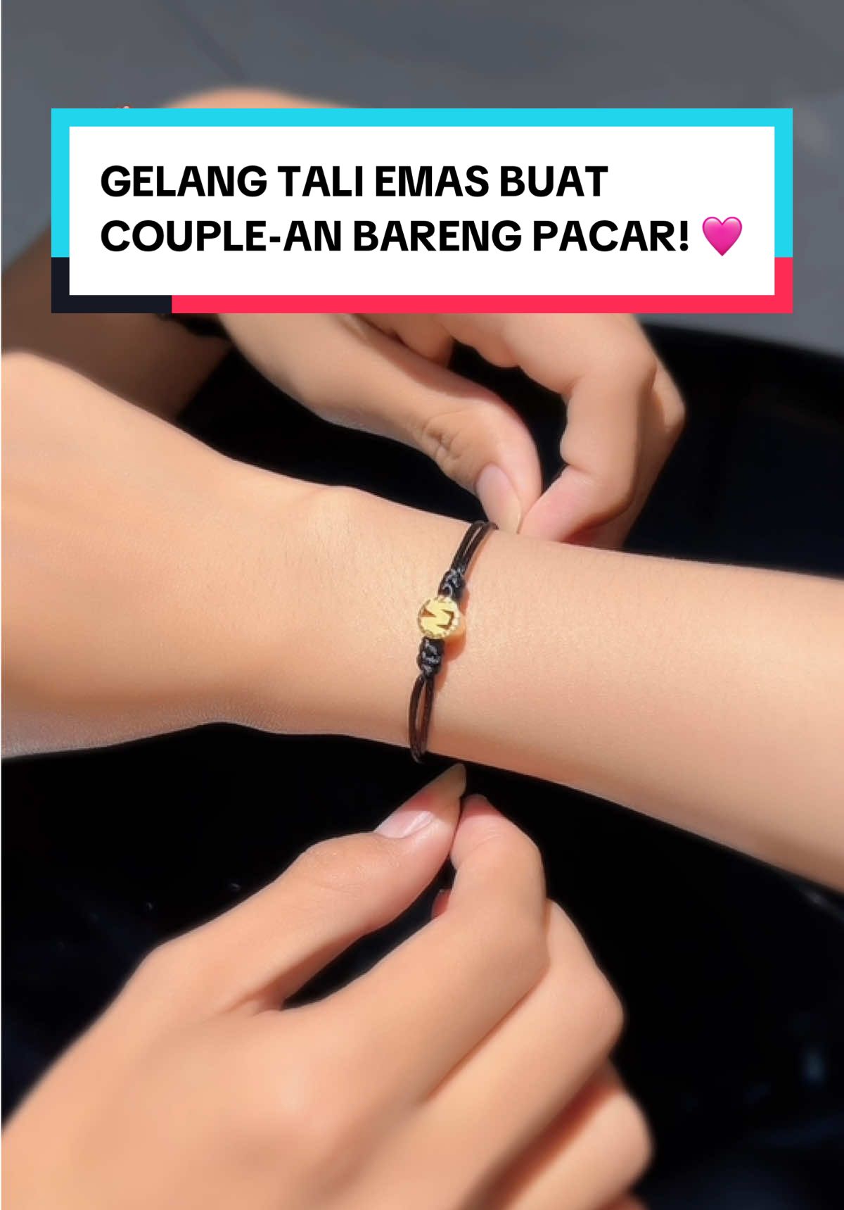 Gapapa deh baru sehari pacaran udah kembaran gelang emas! Yuk, check out gelang emas tali ini sekarang sebelum kehabisan! 💫 Tag pasangan kamu deh sekalian, siapa tau dibeliin! 😉 #semarnusantara #tokoemas #emasasli #gelangemas #emasviral