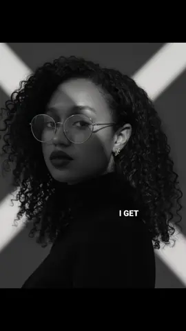 command for gemini:  Um retrato em preto e branco de alta resolução de uma garota usando um pescoço de tartaruga preto afiado e pequenos brincos de ouro chiques junto com bunda coreana. Ela está confiante em um cenário de estúdio mínimo ligeiramente para o lado. A iluminação dramática do estúdio cria sombras geométricas ousadas em seu rosto e fundo fortes feixes de luz cruzados. Corte através das sombras, sua expressão é calma, introspectiva e ligeiramente distante. A imagem tem tom cinematográfico, de alta qualidade nem com alto contraste e detalhes finos em seu rosto e combina com a textura suave do fundo brokeh. #geminiai #trend #photoshoot #fyp #zyxbca 