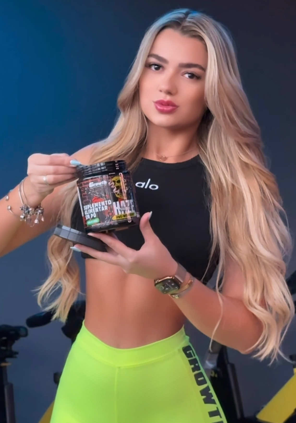 Dia de posteriores + glúteos 💪🏼🔥 @Growth Supplements  🏷️Cupom: VITORIA 🤝 Haze da Growth sempre nos meus treinos🔥 Calça, garrafa térmica e fita strap também são da Growth 💗 E aí rolou treino também?  🤝🥰💗 #gym #treinodegluteos #treinodepernas #workout