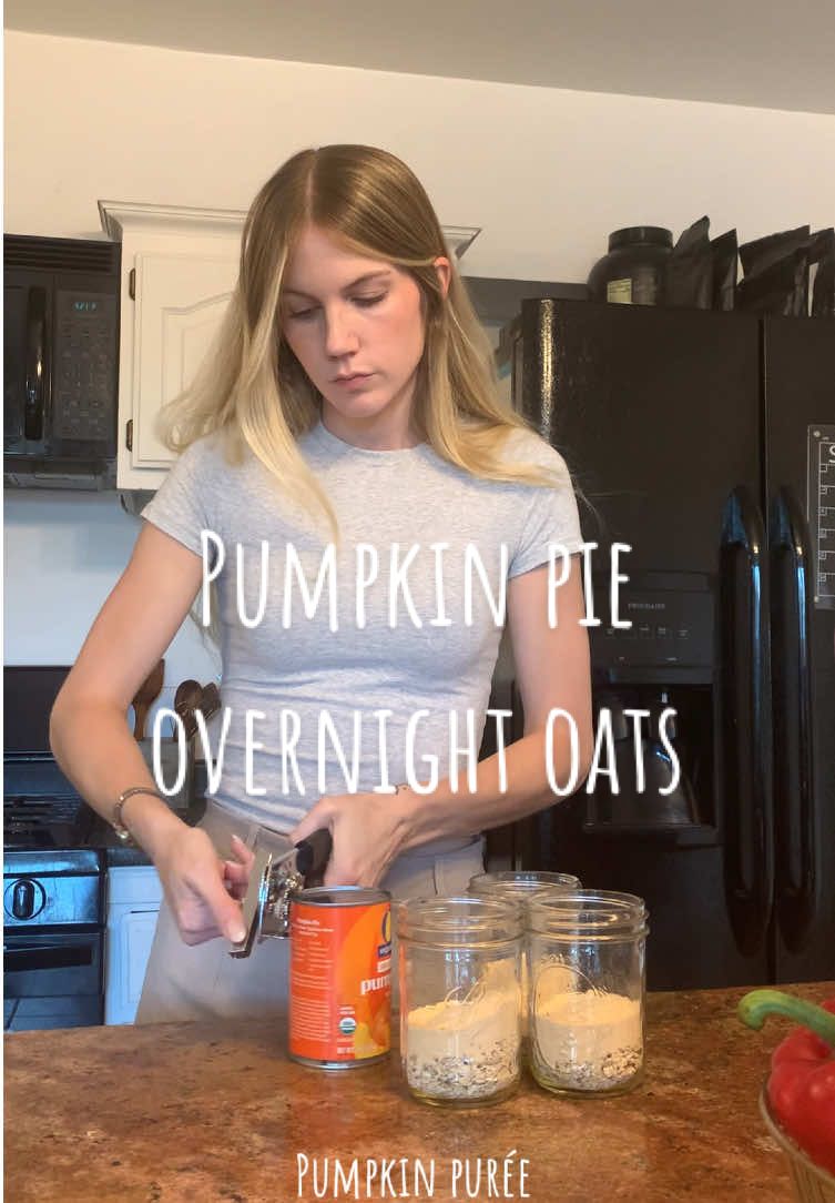 Pumpkin pie for breakfast… but make it healthy🎃🥣 Pumpkin pie overnight oats (Per jar) • 1/2 cup rolled oats • 1/4 cup vanilla protein powder • 1/3 cup pumpkin purée  • 1/3 cup milk of choice  • 1 tbsp maple syrup Topping: • 1 cup Greek yogurt • 1/2 tsp vanilla extract • 1 tbsp maple syrup  #healthybreakfast #hygienistoftiktok #wellnesslifestyle #mealprep #pumpkinseason 