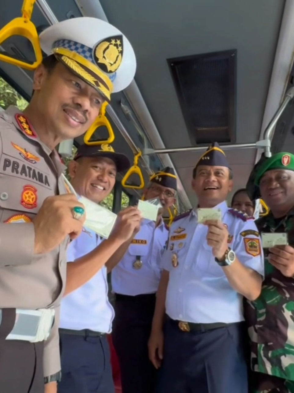 Pemprov Jawa Tengah meluncurkan modernisasi pembayaran tiket moda transportasi bus Trans Jateng secara digital, guna memermudah layanan kepada masyarakat.  Modernisasi itu dilakukan dengan digitalisasi pembayaran tiket, yang memungkinkan penumpang bus Trans Jateng dapat membeli atau membayar tiket dengan nontunai.  Pembayaran nontunai bisa dilakukan melalui kanal pembayaran QRIS, dan aplikasi Si Anteng.  #pemprovjateng #gubernurjateng #ahmadlutfi #semarang #jawatengah 