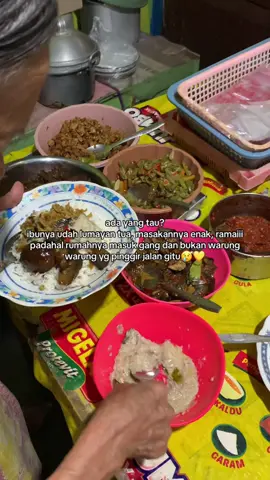 Malah seringnya, penjual yg begini ini yang menarik perhatianku😭💛 enak masakan rumahan yang berasa gitu masakannya, ga to much, yg masak terus tiap hari bukan yg masakan nginep, sehat terus ibuuuu padahal tempatnya masuk gang dan gaada warung cuman tulisan “jual nasi” di kaca. Sedihhhhh😭🙏
