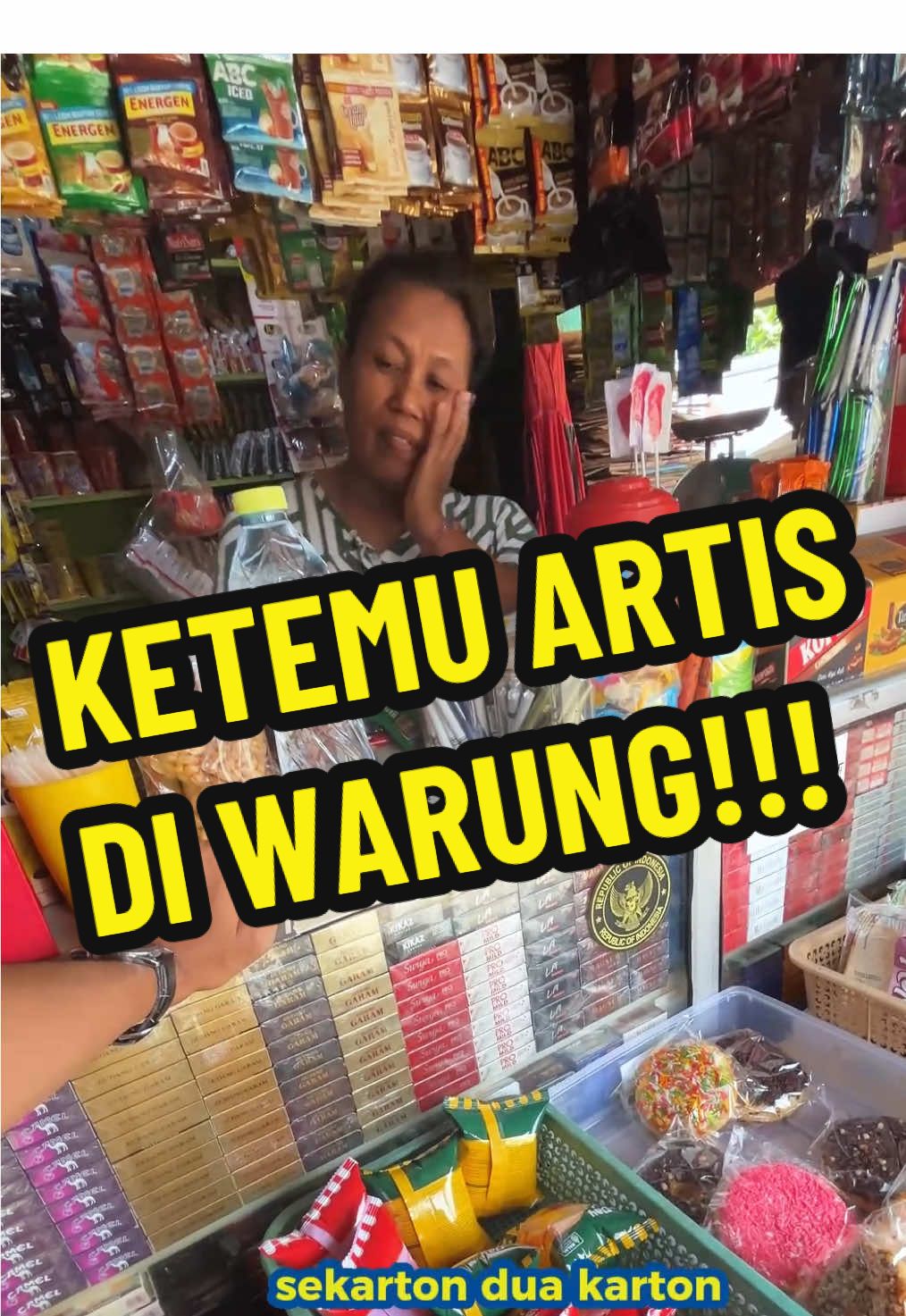Replying to @oelyamoerdani Dibilang mirip artis si ibu malah salting sendiri😆😆 #airmineral #warung #warungmadura24jam #viral #fyp 