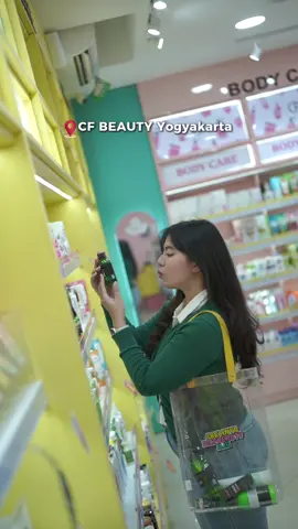 MISI BERBURU SHAMPOO HEMPAS RONTOK yang lagi VIRAL BERHASIL ✨ akhirnyaa bisa cobain dan beli produk @kelayahairtreatment di @cfbeauty_ Yogyakarta dan lengkap banget lagi dari mulai shampoo 0% SLS sampai ke hair condition, dan hair mask  ada minisize nya juga gemeeess ngga perlu insecure lagi deh rambut nya tipis 🙏🏻 lets embrace our true beauty and self confidence with @kelayahairtreatment  #EmbraceYourTrueBeauty #FeelTheNature #KelayaHairTreatment